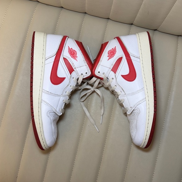 Jordan 1 Mid SE Sneakers Size 6Y Womens 7.5-8 Nike Red and White High-Top Shoes